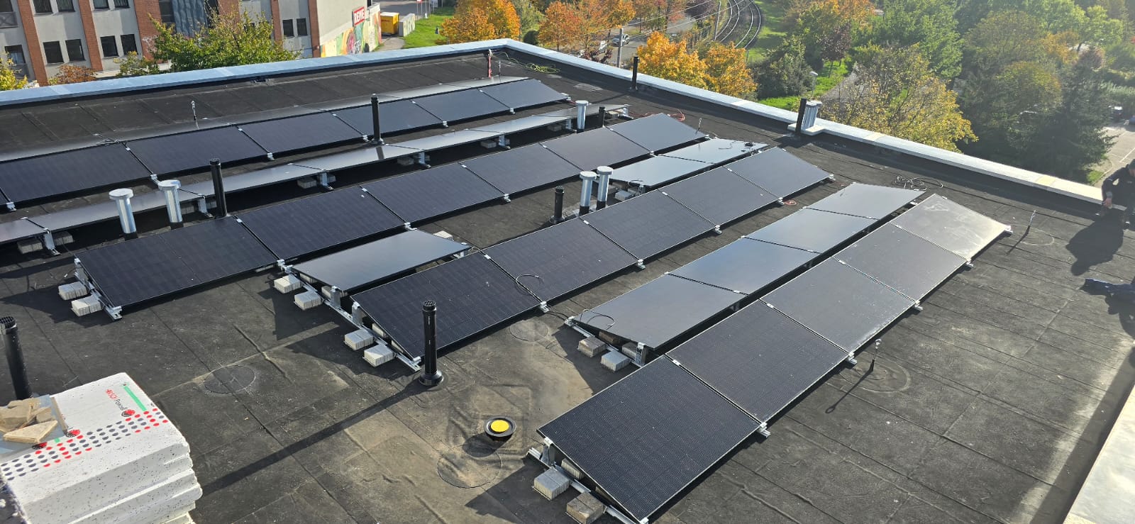 Solarpanels auf dem Dach eines Gebäudes, die zur nachhaltigen Energieerzeugung installiert sind